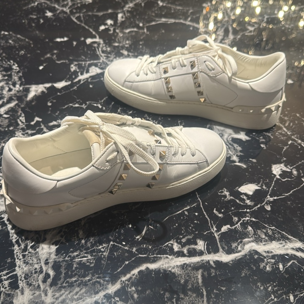 Valentino stud size 38
Worn 3 times. Like new- slight scuff on right toe. - Picture 4 of 4